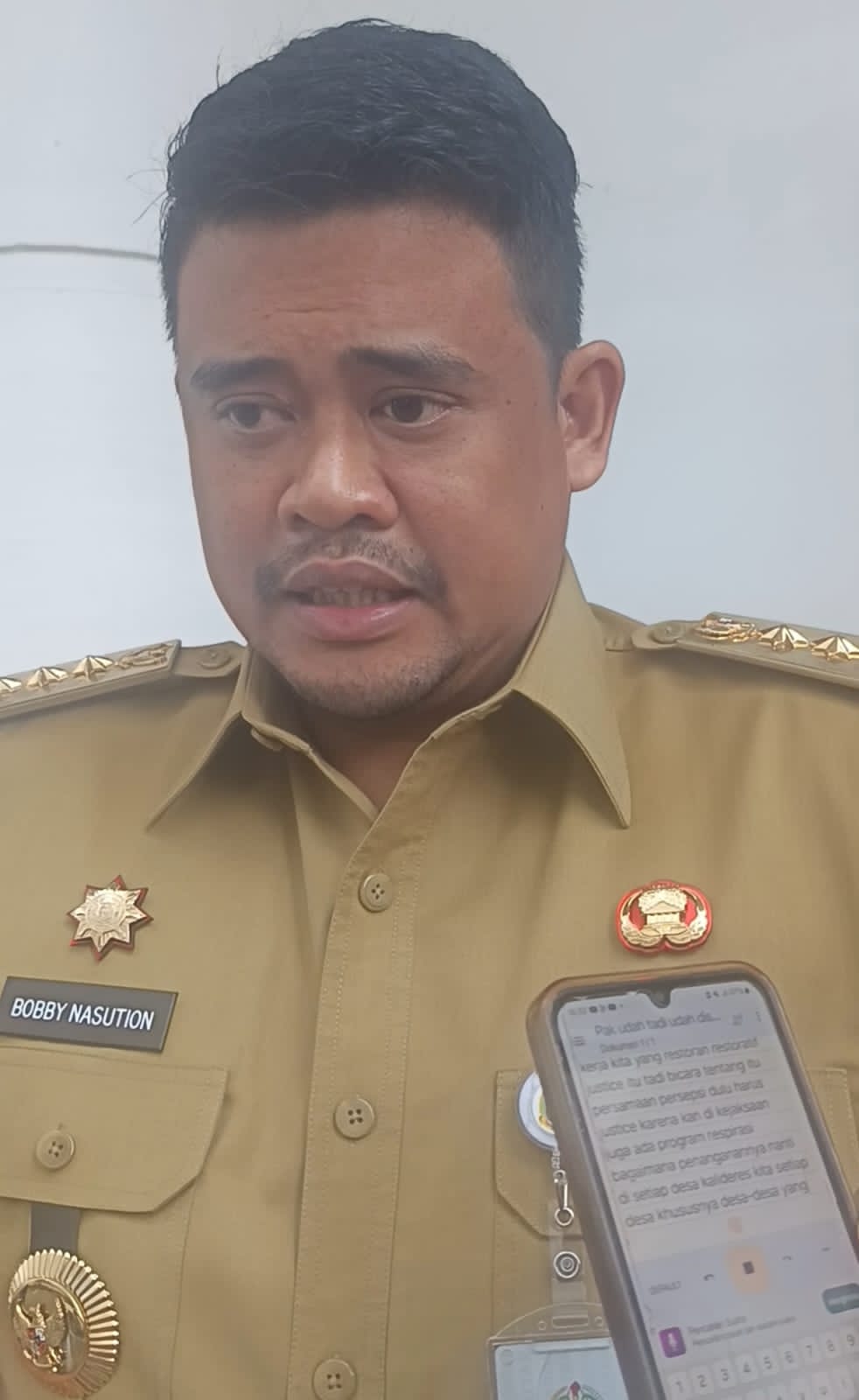 Gubernur Sumut, Bobby Nasution saat diwawancarai wartawan di Kantor Gubsu Jalan Pangeran Diponegoro Nomor 30, Medan, Selasa, 12 Agustus 2025.
