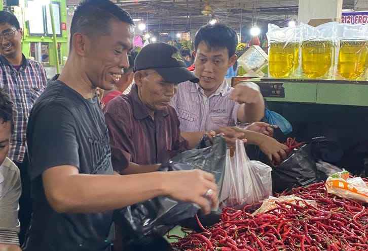 Suwarno saat menjual cabai di Pasar Petisah Medan dalam rangka membantu Pemprov Sumut menekan angka inflasi akibat tingginya harga komoditas cabai merah dan bahan kebutuhan pokok lainnya.