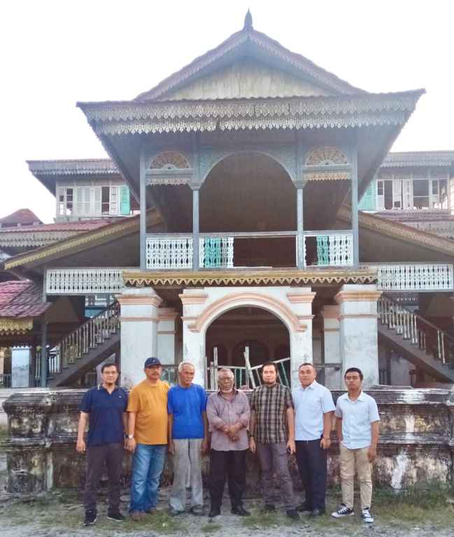 Documentasi Tim Napak Tilas Sejarah dan Budaya LIPPSU meninjau Istana Niat Lima Laras di Batu Bara.
